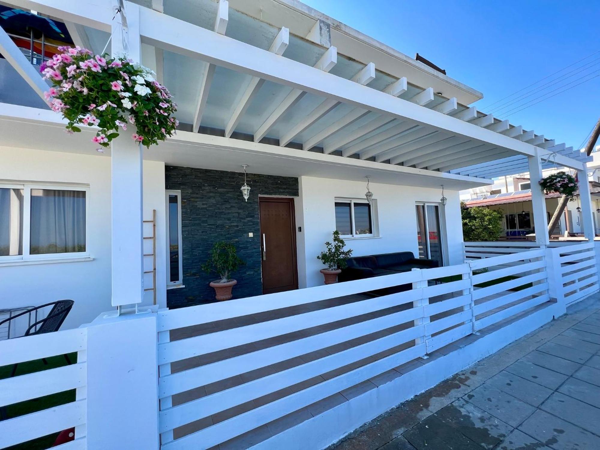 Fat Cow Apartments Larnaca Exterior photo